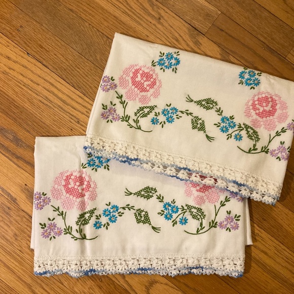 Vintage Embroidered Pillowcases - Picture 1 of 4